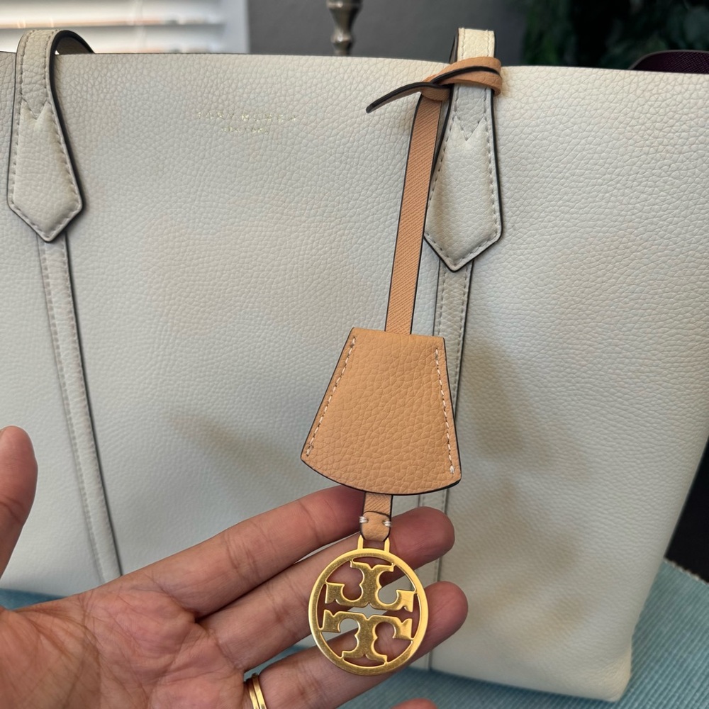 Tory Burch Perry Triple-Compartment Tote Bag in New Ivory leather. - Picture 3 of 10